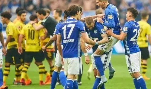  沙尔克04历史性降级引发球迷抗议潮  