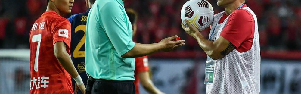  VAR争议判罚频发，英超裁判组遭质疑  