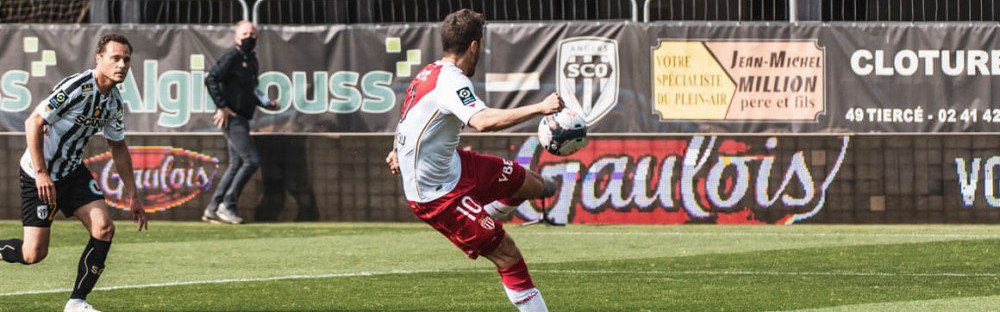  里昂主场惨败尼斯，防守漏洞暴露主帅承压  