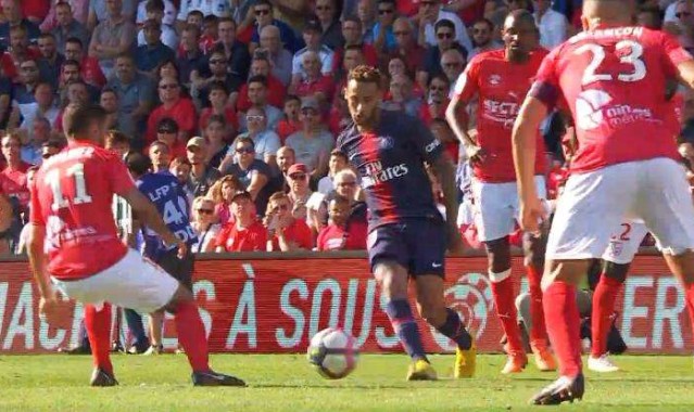  摩纳哥客场不敌尼斯，争冠形势趋于白热化  