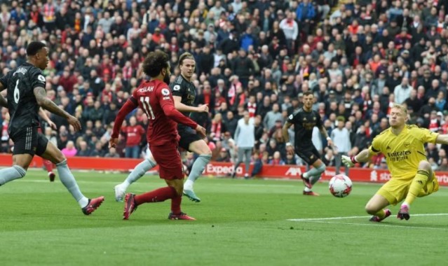  阿森纳门将低级失误，伯恩茅斯补时扳平抢关键一分  