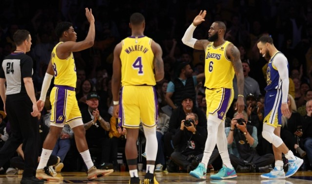  詹姆斯准三双，湖人加时险胜勇士  