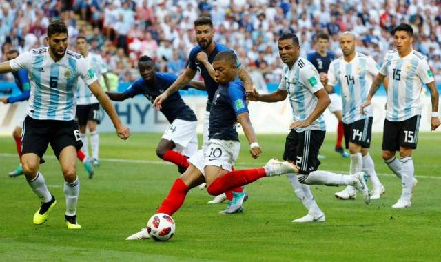  姆巴佩梅开二度助球队取胜，法甲射手榜强势登顶  