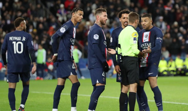  斯特拉斯堡主场爆冷，击败领头羊巴黎圣日耳曼  