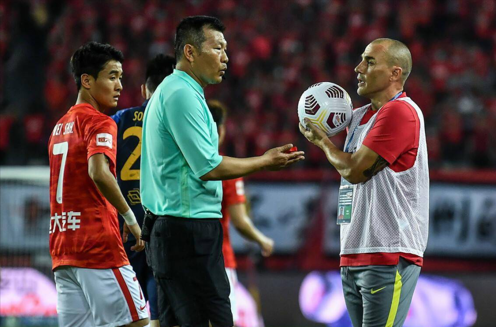  VAR争议判罚频发，英超裁判组遭质疑  