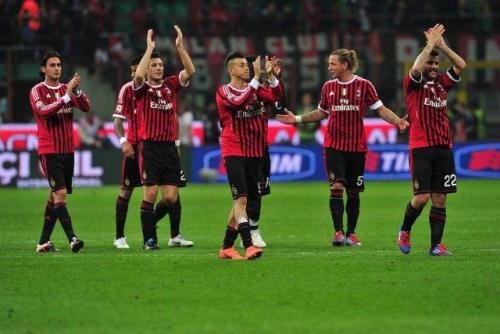  佛罗伦萨主场不敌升班马，球迷高呼文图拉下课  